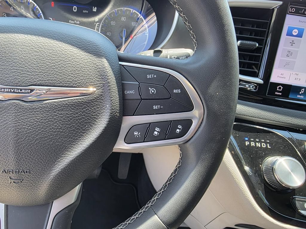Used 2023 Chrysler Pacifica Touring-L FWD image 18