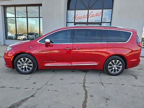 Used 2024 Chrysler Pacifica Pinnacle image 5