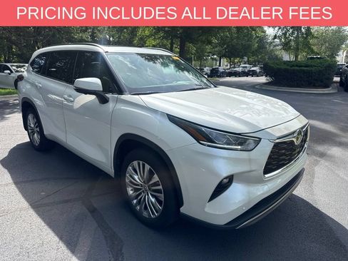 Used 2024 Toyota Highlander Platinum FWD image 1