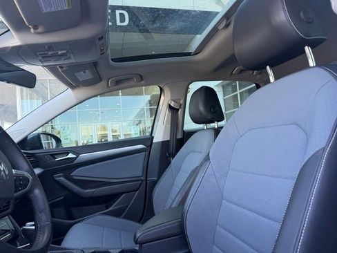 Used 2025 Volkswagen Jetta SE FWD image 6