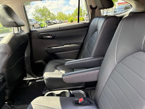 Used 2024 Toyota Highlander XLE FWD image 10