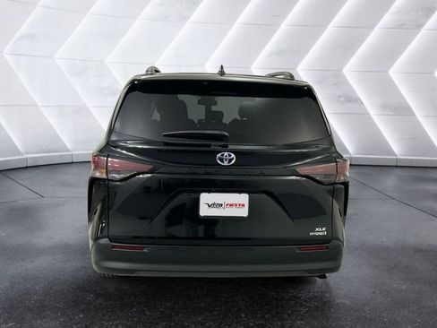 Used 2024 Toyota Sienna XLE image 5