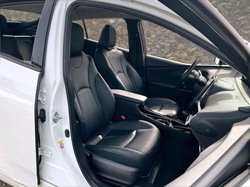 Used 2017 Toyota Prius Prime Premium image 7