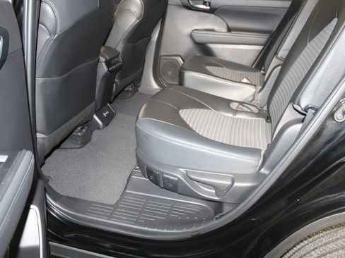 Used 2022 Toyota Highlander XSE image 11