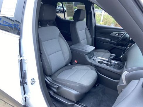 Used 2022 Chevrolet Traverse LT FWD image 23