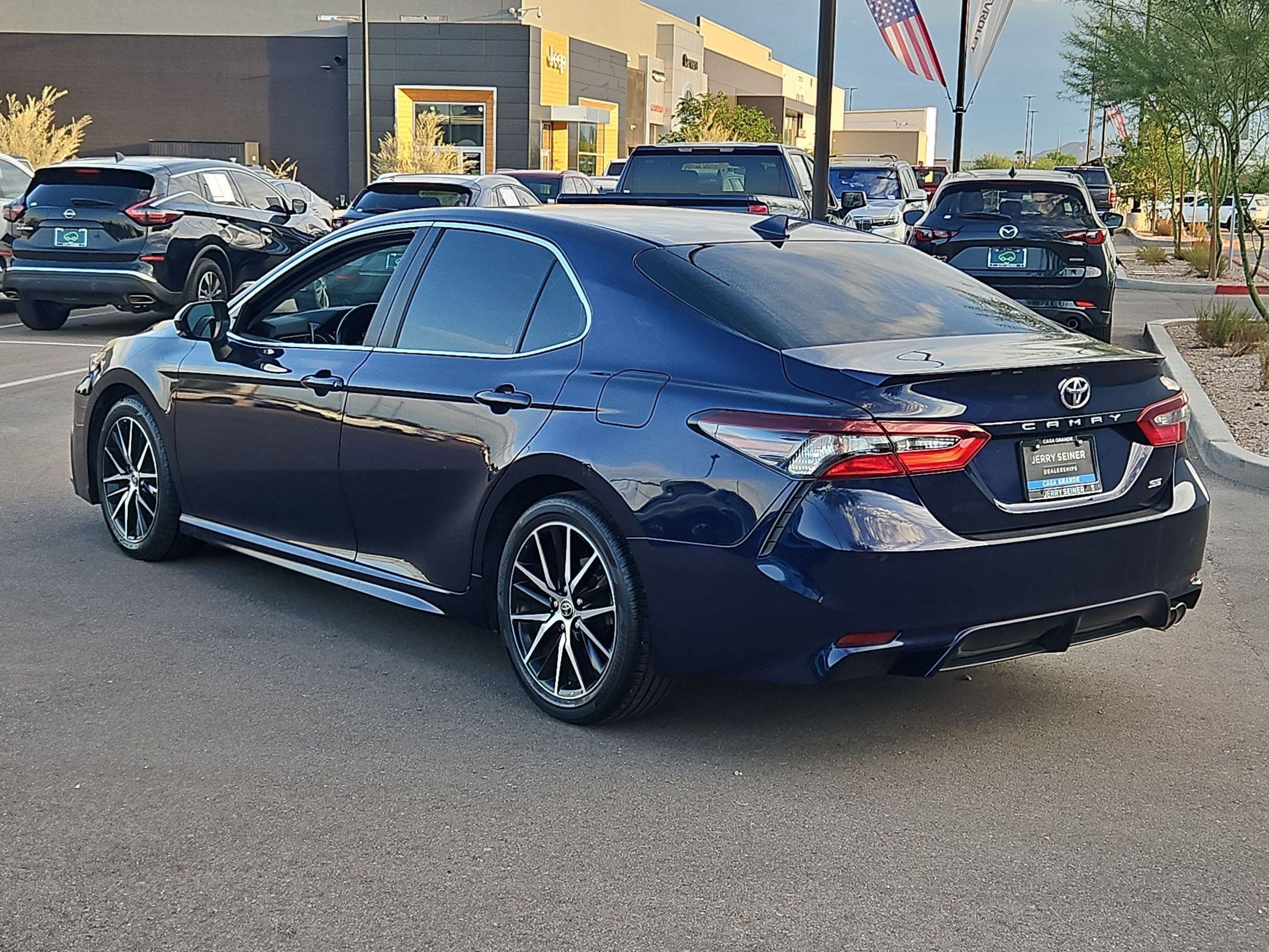 Used 2021 Toyota Camry SE FWD image 3