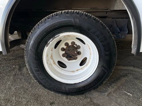 Used 2016 Ford E-350 and Econoline 350 Super Duty w/ A/C Prep Package RWD image 9
