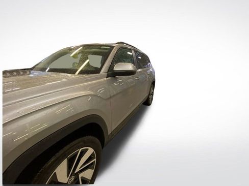 Used 2024 Volkswagen Atlas SE image 2
