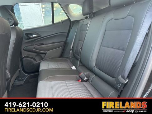 Used 2025 Chevrolet Trax LT w/ LT Convenience Package image 17