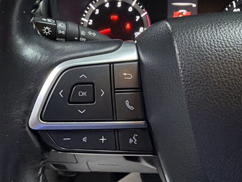 Used 2021 Toyota Highlander LE FWD image 16