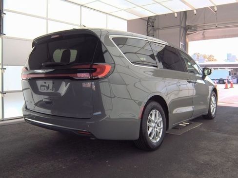 Used 2023 Chrysler Pacifica Touring-L image 2