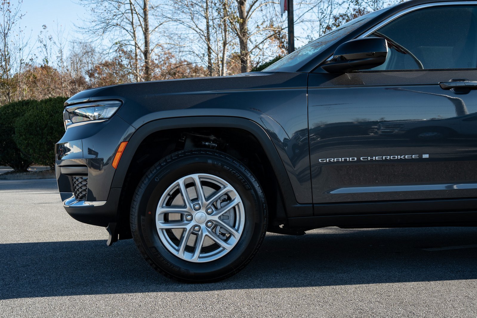 Used 2025 Jeep Grand Cherokee L Laredo RWD image 4