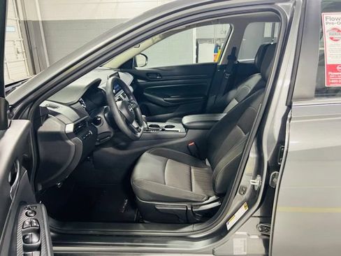 Used 2025 Nissan Altima 2.5 S FWD image 21