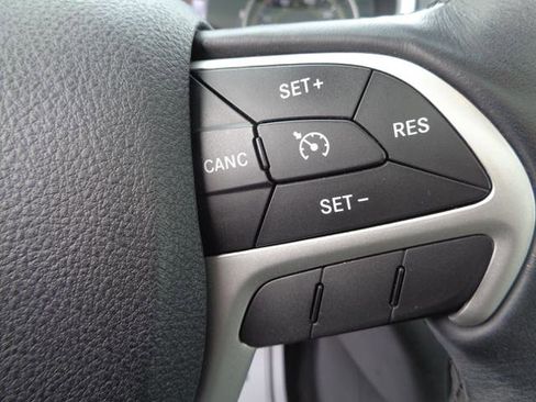 Used 2017 Jeep Cherokee Limited image 37