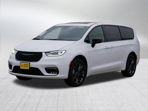 New 2026 Chrysler Pacifica Select image 4