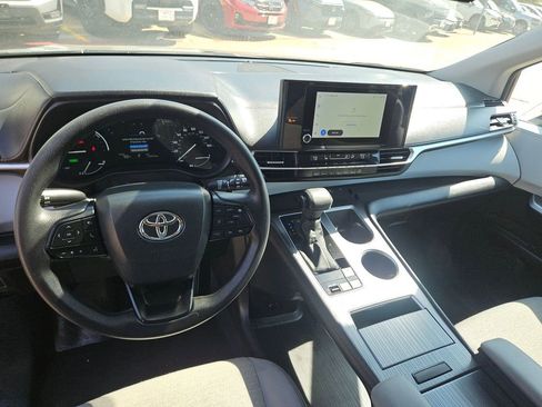 Used 2025 Toyota Sienna LE image 16