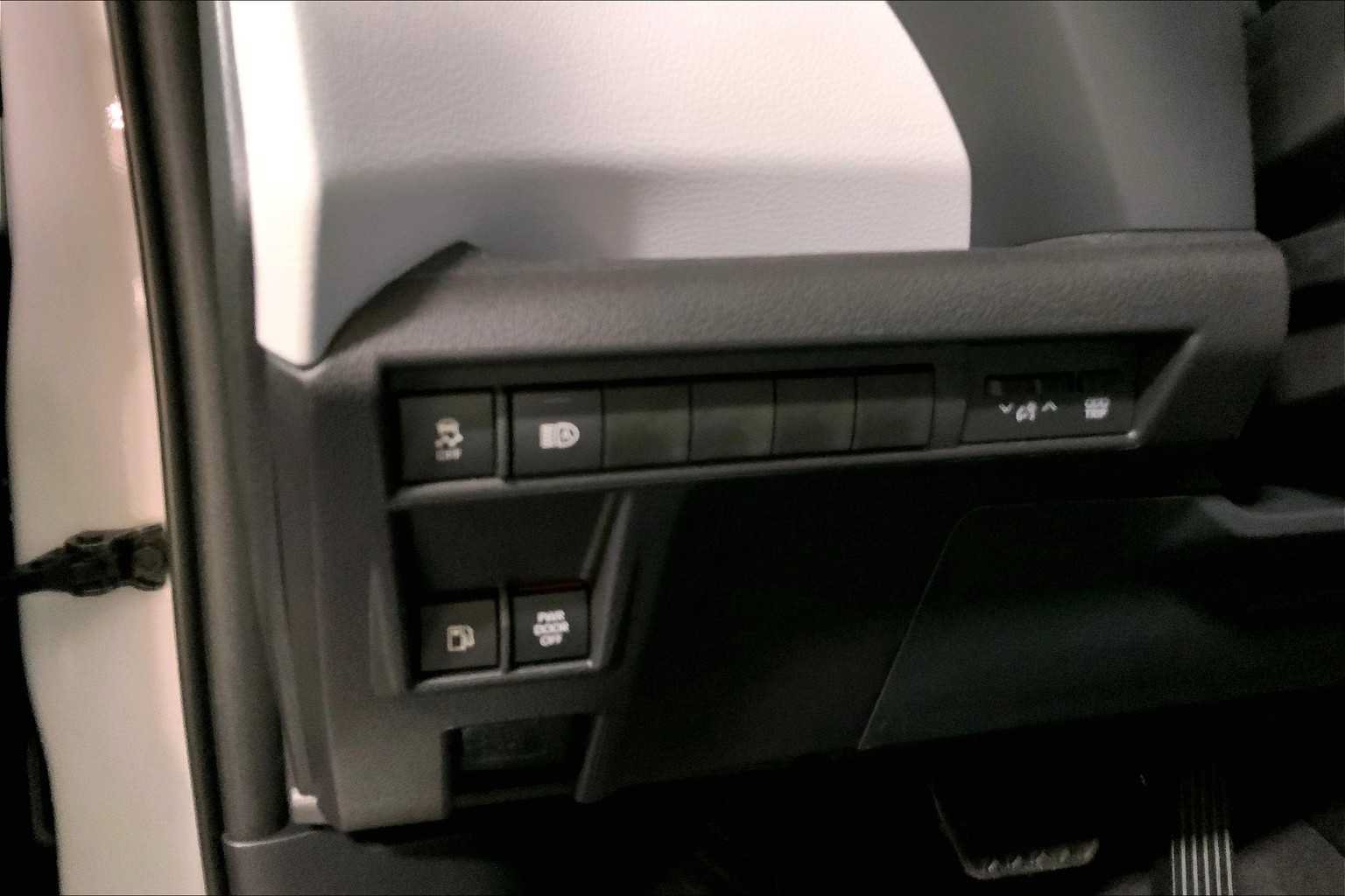 Used 2025 Toyota Sienna LE AWD/4WD image 19