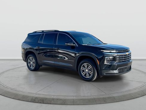 Used 2025 Chevrolet Traverse LT FWD image 2