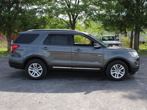 Used 2018 Ford Explorer XLT w/ Equipment Group 201A AWD/4WD image 4
