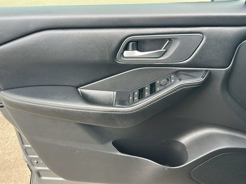 Used 2025 Nissan Rogue SV FWD image 19