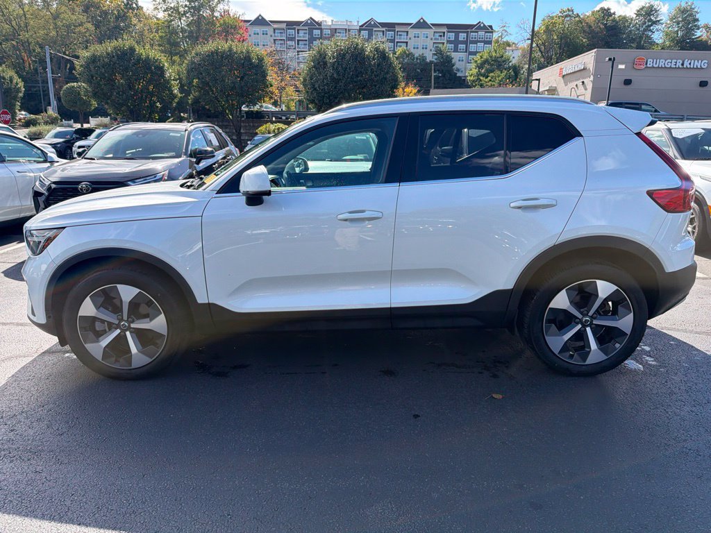 Certified 2024 Volvo XC40 B5 Core AWD/4WD image 3
