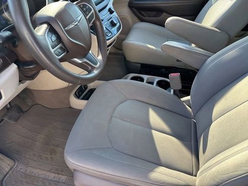Used 2017 Chrysler Pacifica Touring w/ Tire & Wheel Group FWD image 10