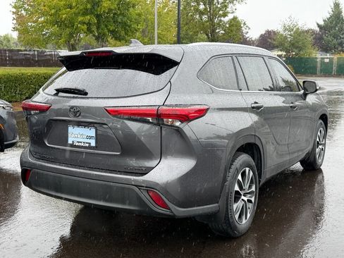 Used 2022 Toyota Highlander XLE AWD/4WD image 7