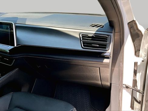 Used 2025 Volkswagen Atlas Cross Sport SE FWD image 19