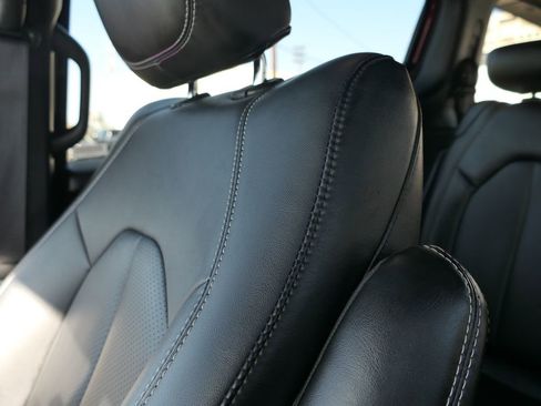 Used 2025 Chrysler Pacifica Select FWD image 10