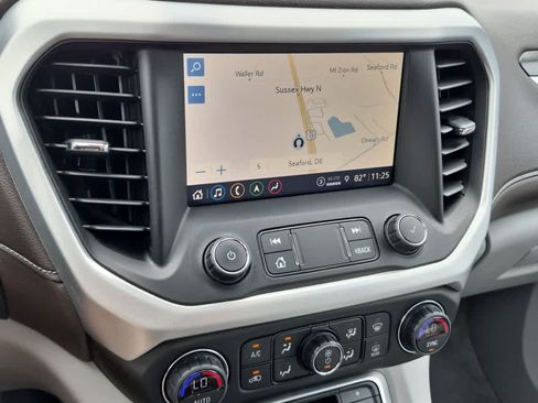 Used 2021 GMC Acadia SLT w/ Technology Package FWD image 17