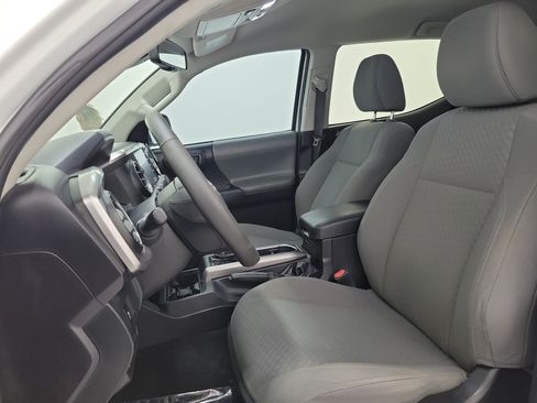 Used 2020 Toyota Tacoma SR5 RWD image 16