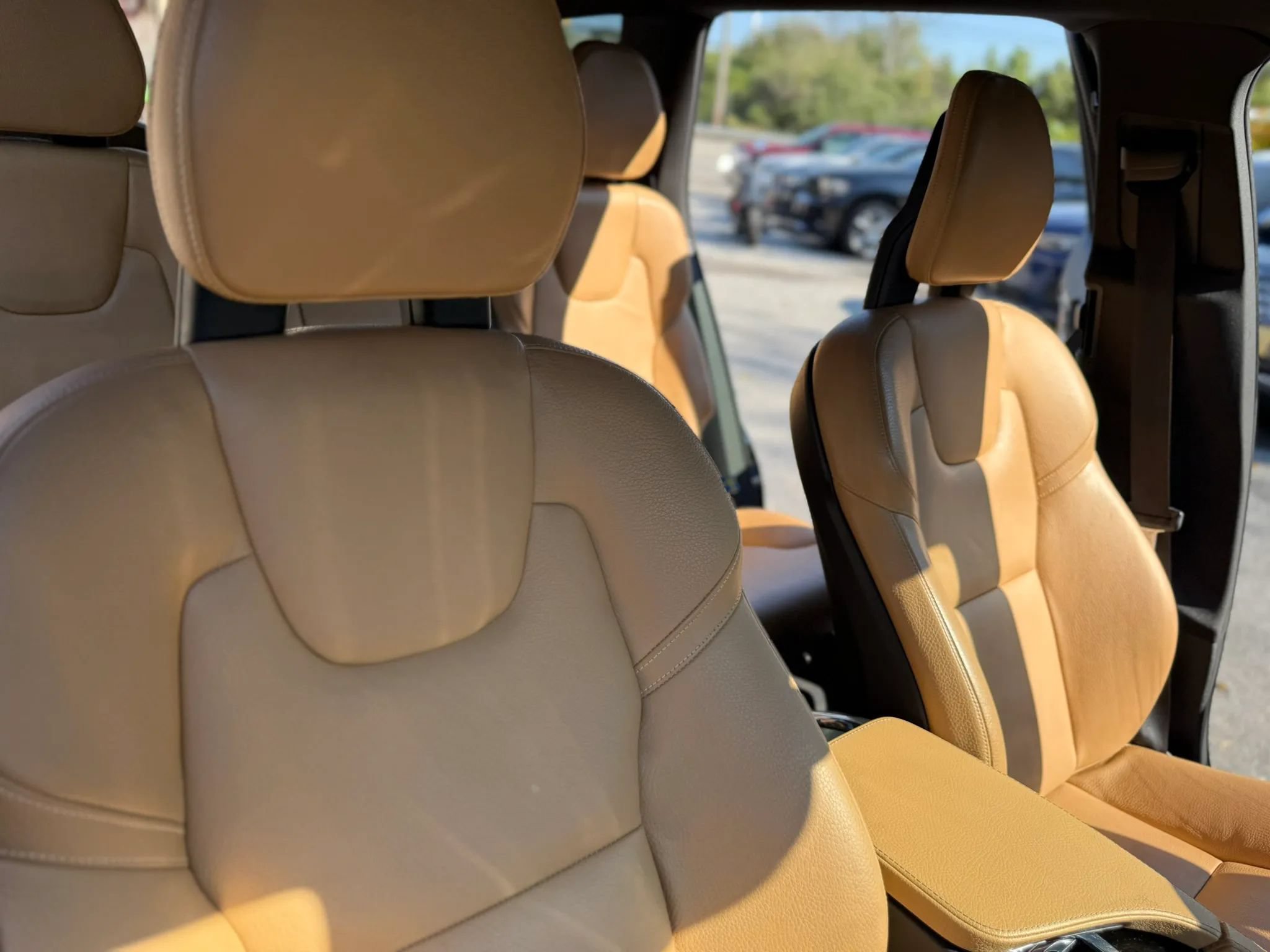 Used 2016 Volvo XC90 T6 Momentum w/ Momentum Plus Package AWD/4WD image 30