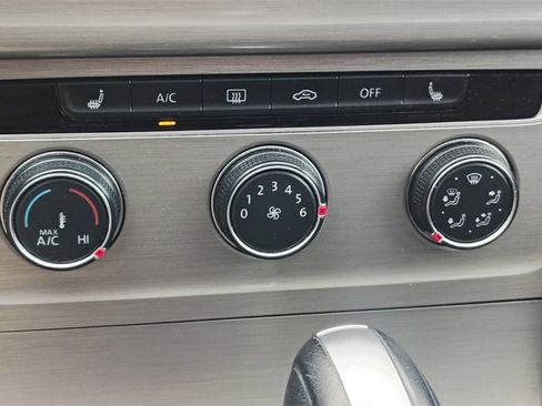 Used 2017 Volkswagen Golf SE image 23