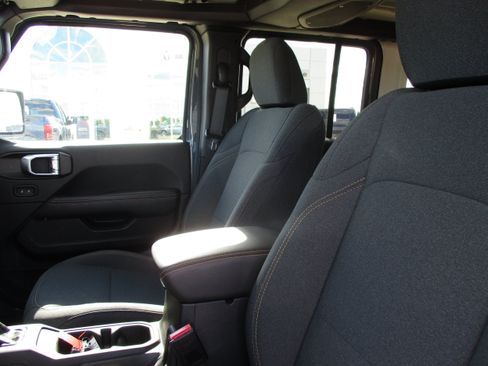 Used 2025 Jeep Wrangler Unlimited Sahara AWD/4WD image 14