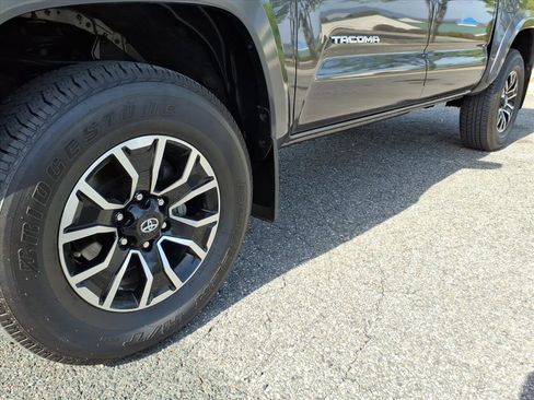 Used 2022 Toyota Tacoma TRD Sport w/ Technology Package AWD/4WD image 9