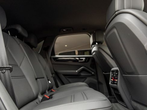 Used 2023 Porsche Cayenne image 40