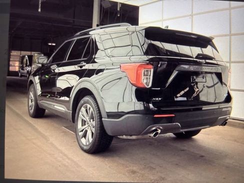 Used 2024 Ford Explorer XLT w/ Equipment Group 202A AWD/4WD image 23