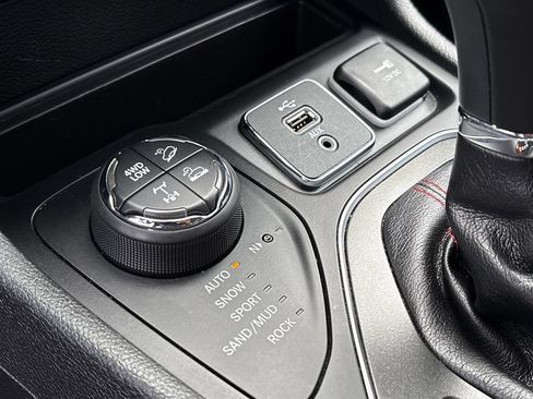 Used 2019 Jeep Cherokee Trailhawk w/ Cold Weather Group AWD/4WD image 17