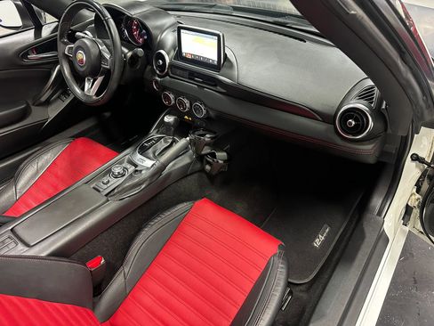 Used 2018 FIAT 124 Spider Abarth w/ Convenience Group image 16