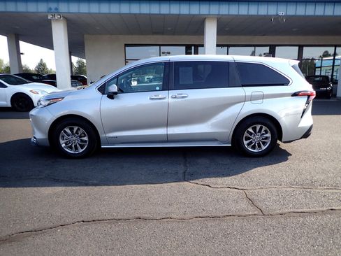 Used 2021 Toyota Sienna XLE image 2