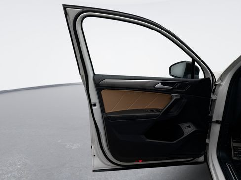 Used 2024 Volkswagen Tiguan SE R-Line image 9