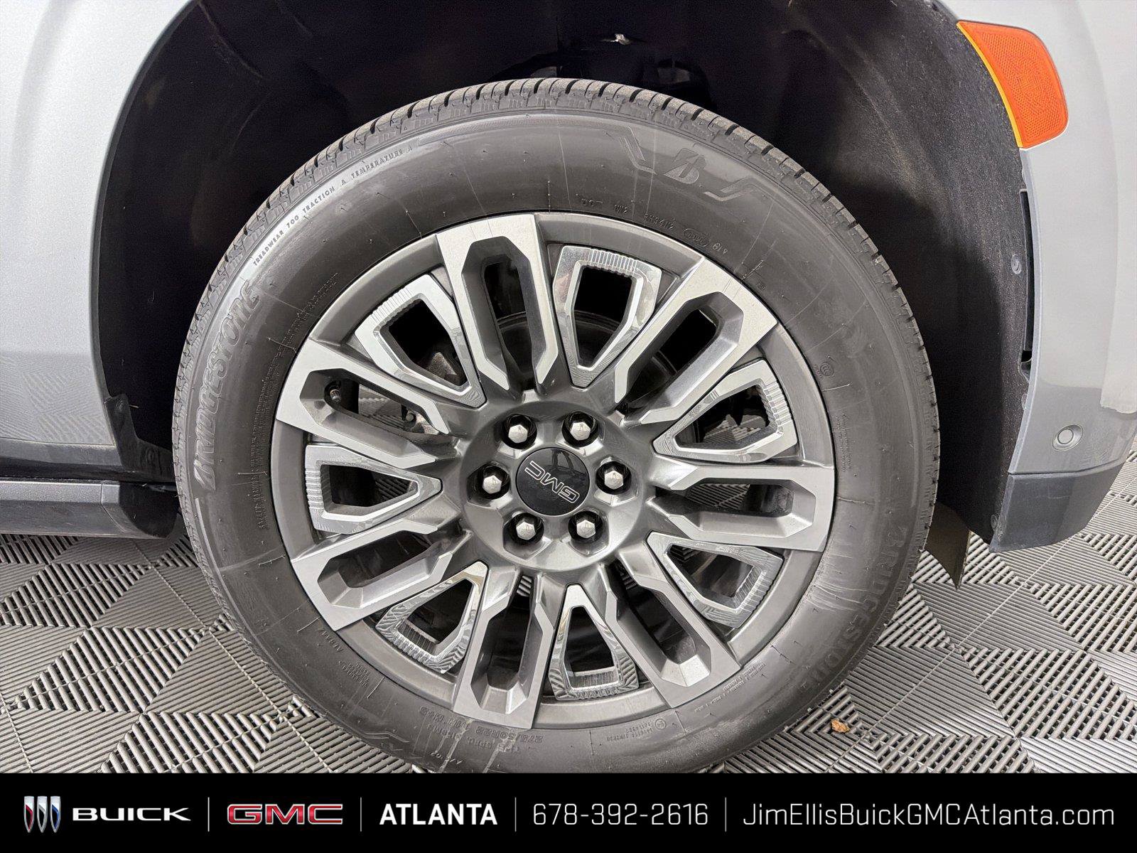 Used 2024 GMC Yukon Denali Ultimate AWD/4WD image 10