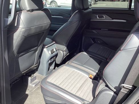 Used 2025 Ford Explorer ST-Line w/ ST-Line Street Pack image 9