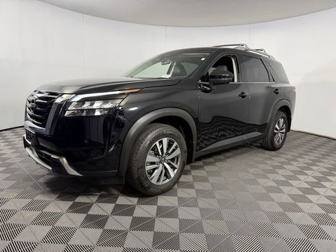 Used 2025 Nissan Pathfinder SL image 3