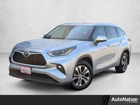 Used 2022 Toyota Highlander XLE AWD/4WD image 1