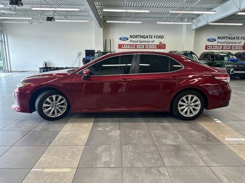 Used 2018 Toyota Camry LE FWD image 12