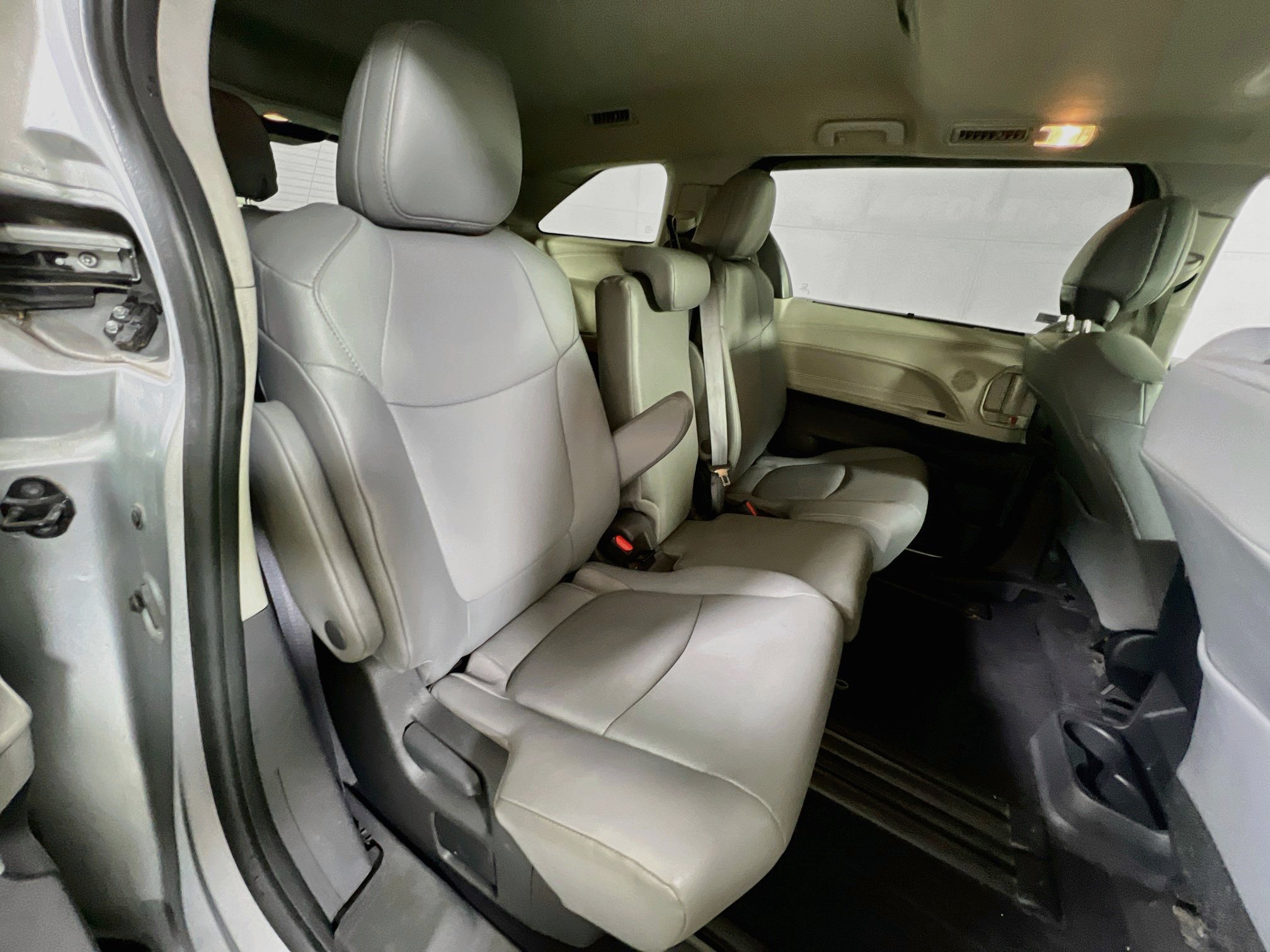 Used 2024 Toyota Sienna XLE FWD image 27