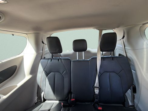Used 2019 Chrysler Pacifica Touring-L FWD image 21