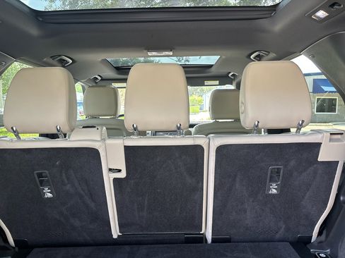 Used 2020 Land Rover Discovery SE image 34