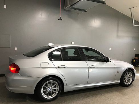 Used 2010 BMW 328i xDrive Sedan image 3